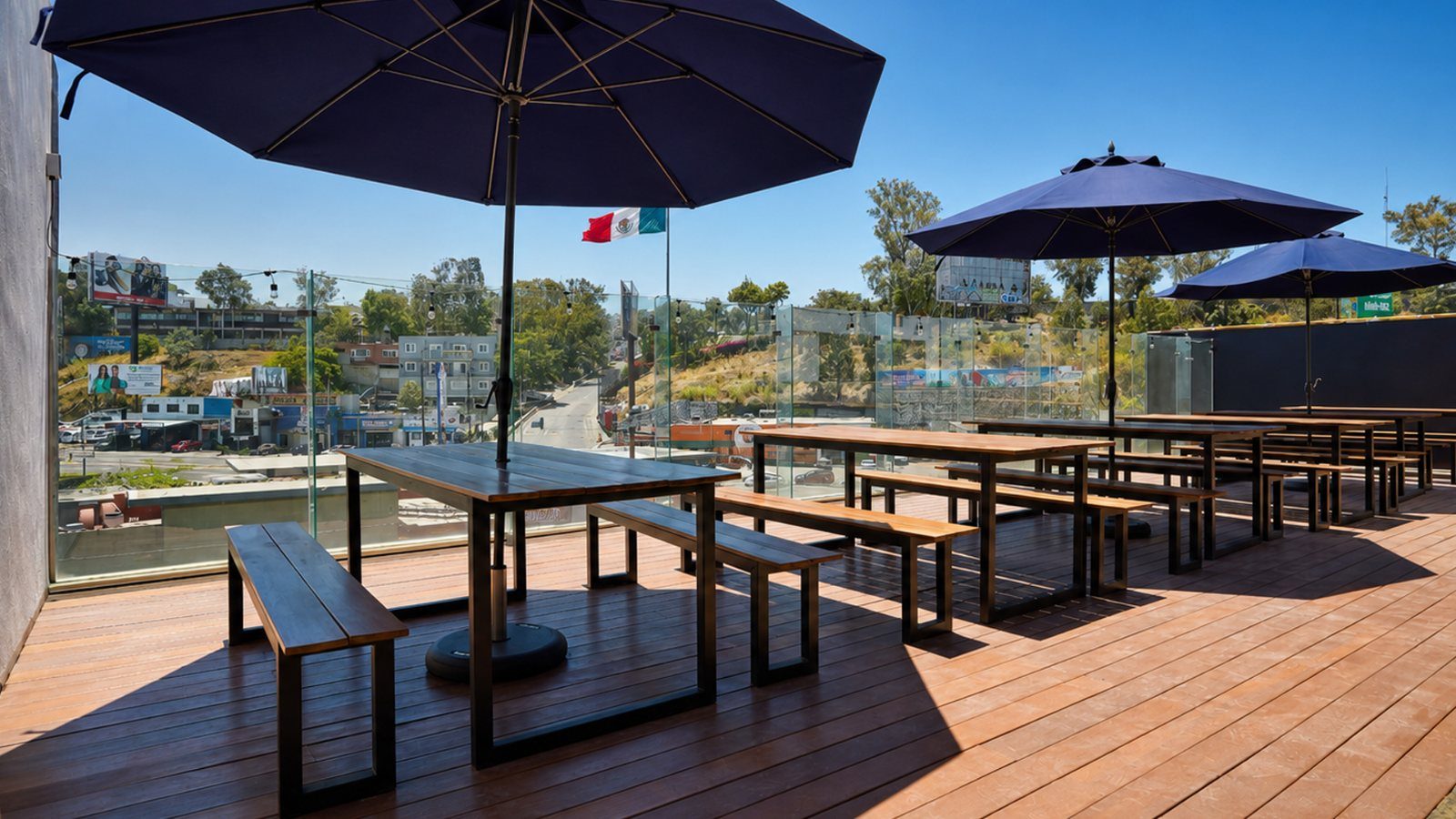 La terraza de día, con el deck de madera y las sombrillas abiertas